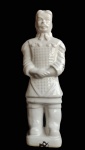 Grande guerreiro chinês em porcelana trabalhada. Medida 40 cm de altura.