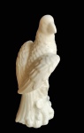 Pássaro tropical em porcelana branca de origem oriental. Medidas 31cm.