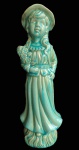 Grande porcelana oriental com figura feminina. Medida 38 cm de altura.