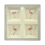 Petisqueira em porcelana com quatro divisões e imagens de flamingos ao fundo. Medida 23x23cm.