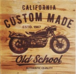 Placa decorativa em similar de madeira com imagem de moto " California - CUSTON MADE". Medida 40x40cm.