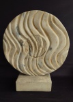 M.AZEVEDO - Escultura em material sintético, provavelmente resina. Medida 41x48cm.