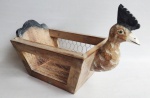 Belíssima cesta de ovos em madeira com imagem de galinha esculpida em madeira. Medida 18x31cm.