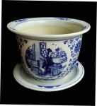 Grande, espetacular cachepô, com prato de apoio em porcelana oriental azul e branca ,com imagens típicas. Medida 33x26cm