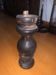 Antiga peça, provavelmente base de mesa em madeira nobre torneada. Medida 47 cm de altura. Lote deve ser retirado no bairro da Tijuca, mediante agendamento prévio.