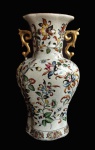 Extraordinária ânfora em porcelana policromada decorada com motivos florais, e alças em formatos de arabescos em tom dourado. Medidas 37cm.