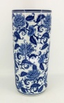 Bengaleiro em porcelana azul e branca ricamente trabalhada. Medida 46 cm de altura.