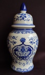 Grande potiche oriental em porcelana azul e branca ricamente policromada. Medida 39 cm de altura.