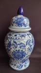 Grande potiche oriental em porcelana azul e branca ricamente policromada. Medida 39 cm de altura.