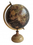 Grande e elegante globo com em madeira e metal dourado escurecido. medida 20 cm de diâmetro do globo e medida total de 34cm de altura.