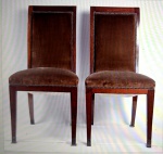 Par de cadeiras em madeira, estofadas em veludo com acabamento taxeado e estilo clássico.
