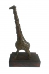 Espetacular e belíssima escultura de girafa com minucioso trabalho de união de vários pequenos pedaços de metal unidos (provavelmente bronze) formando a escultura de girafa. Base de madeira. Medida com a base. 37 cm de altura.