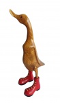 Grande pato de botas em bloco de madeira com requinte de criatividade e policromia. Medida 47cm de altura.