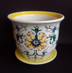 Vaso em porcelana oriental ricamente trabalhada e policromada. Medida 15cm de altura e 20cm de diâmetro.