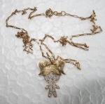 Um colar de ouro 18 K com um pendente - Perfeito estado - Peso: 5.1 Gramas - Comprimento fechado: 21