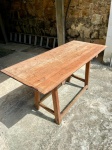 MOBILIÁRIO, uma (1) antiga mesa retangular mineira, confeccionada em madeira maciça, pés tipo cavale