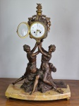 Relógio de lareira sobre base de mármore amarelo com duas figuras femininas em bronze