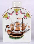 Instituto Português de Museus. "Tea Caddy" em porcelana portuguesa, esmaltagem branca decorada com nau e flores em policromia em ambas as faces. 12 cm. Marca ao fundo.