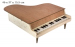 Mundo Vintage. Estrêla S/A. Gracioso piano de cauda em minuatura executado em madeira. 46 x 37 x 15,5cm. Funcionando. Selo de manufatura ao fundo. "Ao maior preço".