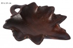 Graciosa petisqueira executado em madeira nobre em forma de "Folha". 30 x 24 cm.