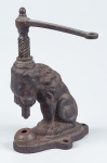 Antiga prensa para botões em metal representando a figura de um leão. 15,5 cm.