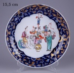 Prato em porcelana chinesa. Decorado com policromia, despontando "Damas Floristas". Reinado Qianlong (1736-1795). 15,5 cm.