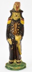 Interessante apito em cerâmica representando personagem militar. Assinado e titulado no verso. 17 cm.