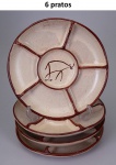 Vintage - Conjunto argentino composto por seis pratos em cerâmica para fondue, pintados à mão, contendo seis divisórias. Na repartição central, decoração zoomórfica assinada Dudi. 27 cm.