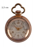 Gracioso relógio suíço de bolso da marca "Chandler" - 15 Rubis. 2,5cm. Mecanismo necessitando de revisão.