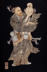 Excepcional placa de laca com aplicações em marfim e madrepérola que formam a imagem de personagem de fábula oriental.  Apresenta placas de assinatura. 164 x 60 cm. Moldurado.