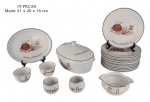 Nossa Feijoada.  Serviço para feijoada com 19 peças em porcelana branca decorada em policromia. Composto de: Terrina (31 x 20 x 16 cm); travessa oval (29,5 x 23 cm);  molheira (17 x 13,5 x 7 cm); 12 pratos rasos (24 cm) e 4 bowls diversos (Maior: 10 x 6,5 cm).