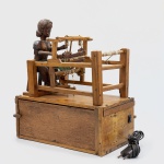 Arte Popular Brasileira - Arte Cinética. Tecedeira. Escultura em madeira com mecanismo automático pr