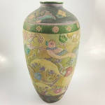 Belíssimo vaso vintage em porcelana ricamente detalhado com flores, frutas e pássaros policromado em