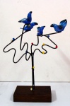 Sergio Spencer - Escultura em papel marchê pintado e ferro Passaros Azulão 10x37cm.