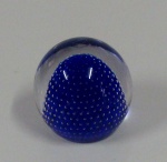 Peso de papel em cristal com detalhes internos azuis 9x9cm