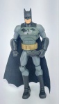 DC COMICS - Lindo e conservado boneco representando - BATMAN - Material: PVC - Capa de pano - Articulado - Acompanha pistola -  Medida: 16 cm de altura. MATTEL.