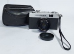 Antiga e conservada Câmera fotográfica - ROTOR - EX - LENS 1:3.5 f/40mm - Mecanismo disparando - Acompanha case e protetor de lente. Made in Hong Kong - Medida: 12 cm x 8 cm x 7 cm.