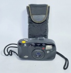 Antiga e conservada Câmera fotográfica - MINOLTA AF - FREEDON ACTION ZOOM - LENS ZOOM 38 - 60 mm - Funcionamento: Bateria LITHIUM 3 V - Acompanha case acolchoada. Medida: 13 cm x 8 cm x 5 cm.