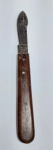 Antigo e raro Bisturi com cabo em madeira da marca IRIS 329. Medida: 15,5 cm.