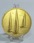 Antiga e linda medalha comemorativa ao Cinquentenário do Iate Clube do Rio de Janeiro  - 1920/1970 - Material: Bronze dourado com detalhes em alto relevo. medida: 59 mm de diâmetro x 6 mm de espessura.