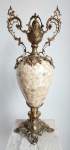 Grande e Belíssima Ânfora em porcelana europeia, base e alças adornadas em espesso bronze. Medida: 63 altura x 25 largura x 18 cm diâmetro. Peso: 5000 gramas.