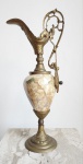 Belíssima Ânfora em porcelana europeia. Base e alça adornadas em espesso bronze. Medida: 37 cm altura x 15 cm largura x 9 cm diâmetro de bojo.