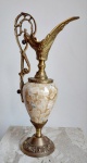 Belíssima Ânfora em porcelana europeia. Base e alça adornadas em espesso bronze. Medida: 34 cm altura x 15 cm largura x 9 cm diâmetro de bojo.