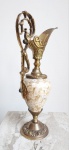 Belíssima Ânfora em porcelana europeia. Base e alça adornadas em espesso bronze. Medida: 37 cm altura x 15 cm largura x 9 cm diâmetro de bojo.