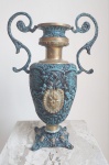 Linda e decorativa ânfora em espesso bronze, adornada com arabescos e acantos. Medida: 34cm altura x 23 cm largura  x 12 cm diâmetro. Peso: 4000 gramas.