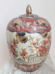 Belíssimo e bojudo Potiche em porcelana chinesa, adornado com florais pintados à mão em alto relevo . Medida: 27 cm altura x 18 cm de diâmetro