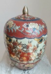 Belíssimo e bojudo Potiche em porcelana chinesa, adornado com florais pintados à mão em alto relevo . Medida: 26 cm altura x 18 cm de diâmetro