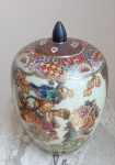 SATSUMA - Belíssimo e bojudo Potiche em porcelana chinesa, adornado com florais e pássaro pintados à mão em alto relevo . Medida: 22 cm altura x 14 cm de diâmetro