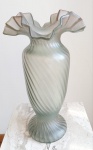 Belíssimo vaso em vidro fosco, borda rendada, corpo adornado em espiral. Medida:.32 cm altura X 18 cm diâmetro maior.