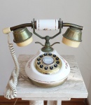 Lindo telefone retro de porcelana, metal e baquelite, adornado de florais pintados a mão - Funcionando - Made in Taiwan - Conforme fotos. Medida: 27 cm x 19 cm x 15 cm.